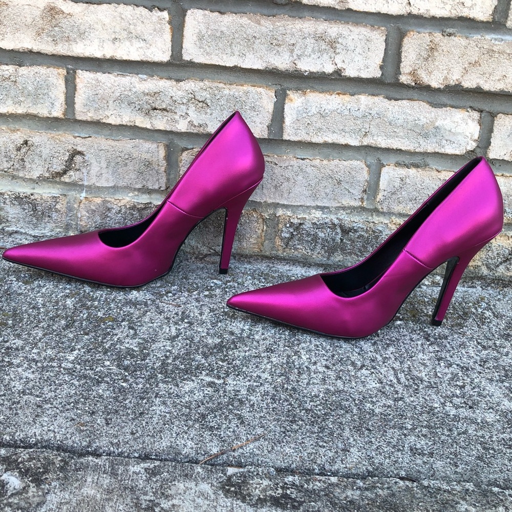 Metallic fuchsia pumps